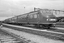 151229 Afbeelding van het diesel-electrische treinstel nr. 123 (DE 3, plan U) van de N.S.op het emplacement te Zwolle.